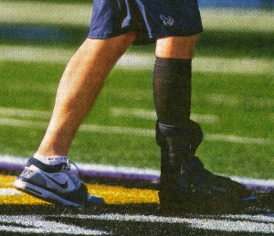 Quarterback in non-rodeo boot. (image: Karen Warren.Houston Chronicle)