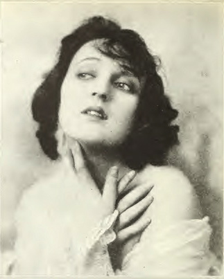 1918.Actress Carmel Myers/Photoplay Mag/US PD:pub.date/Commons.wikimedia.org)