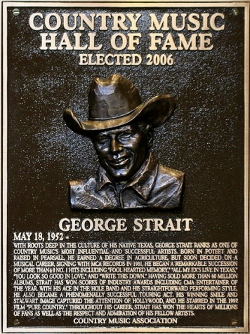 %22reTexan George Strait/Cliff:Flickr as Hall of Fame Rotunda/Commons.wikimedia.com)