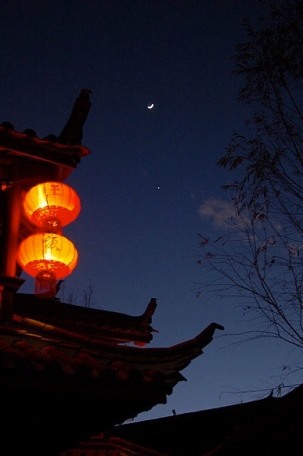 Chinese lantern and night sky. Tristan Clarke/Flickr/Commons.wikimedia.org