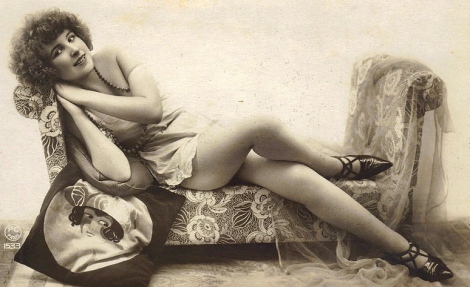 woman.1920 flapper on couch/unknown/USPD: pub.date, exp.cr/Commons.wikimedia.org