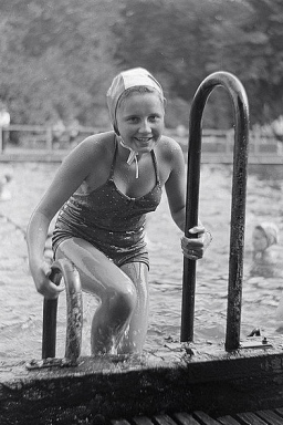 1950's. girl swimming pool. Deutsche Fotothek/Saxon State Lib/SLUB/Commons.wikimedia.org
