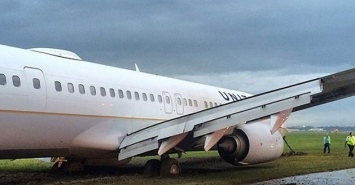 United plane stuck in mud at IAH. image: @instragram:mrszargarpur/click2houston.com