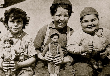 Three child stars holding their dolls. 1925 FIlm promo: Mary, Queen of Tots. (USPD. Pub.date/Wikimedia.org)