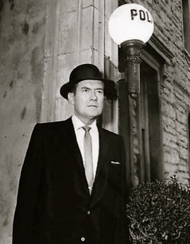 Serious police detective in suit.1957 Frank Lovejoy/ "Meet Mcgraw"(NBC/USPD: pub.date, no-cr/Commons.wikimedia.org)