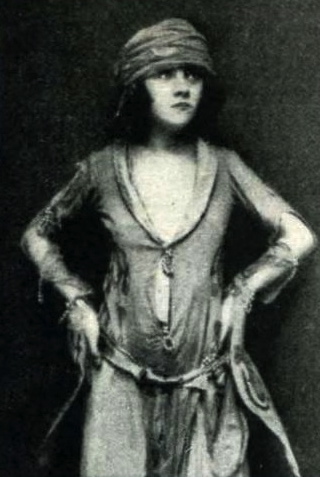 woman (1921)Ziegeld Follies' Anastasia Reilly.(The Tatler.Oct.1921) USPD: pub.date/ Commons.wikimedia.org
