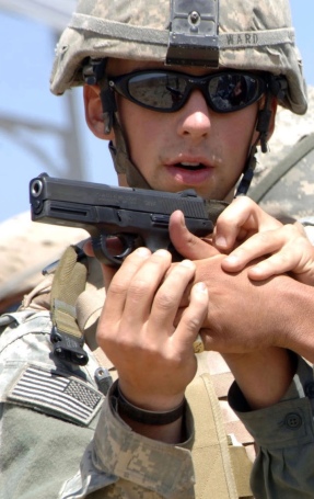 soldier teaching proper gun use with gun being held vertically. (USPD.: by fed. employee/commons.wikimedia.org)