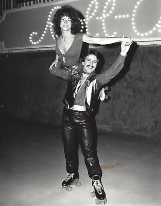 Man disco skater lifting partner onto his shoulder. Charles Ayabar & Anna Galante Roller disco skaters. Sheepshead Roll-A-Palace. Brooklyn NY, 1979. (Discoskater/commons.wikimedia.com