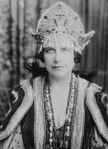 Woman in crown. (1899.Bain News Service/LoC/USPD.pub.date, artist life/Commions.wikimedia.org)